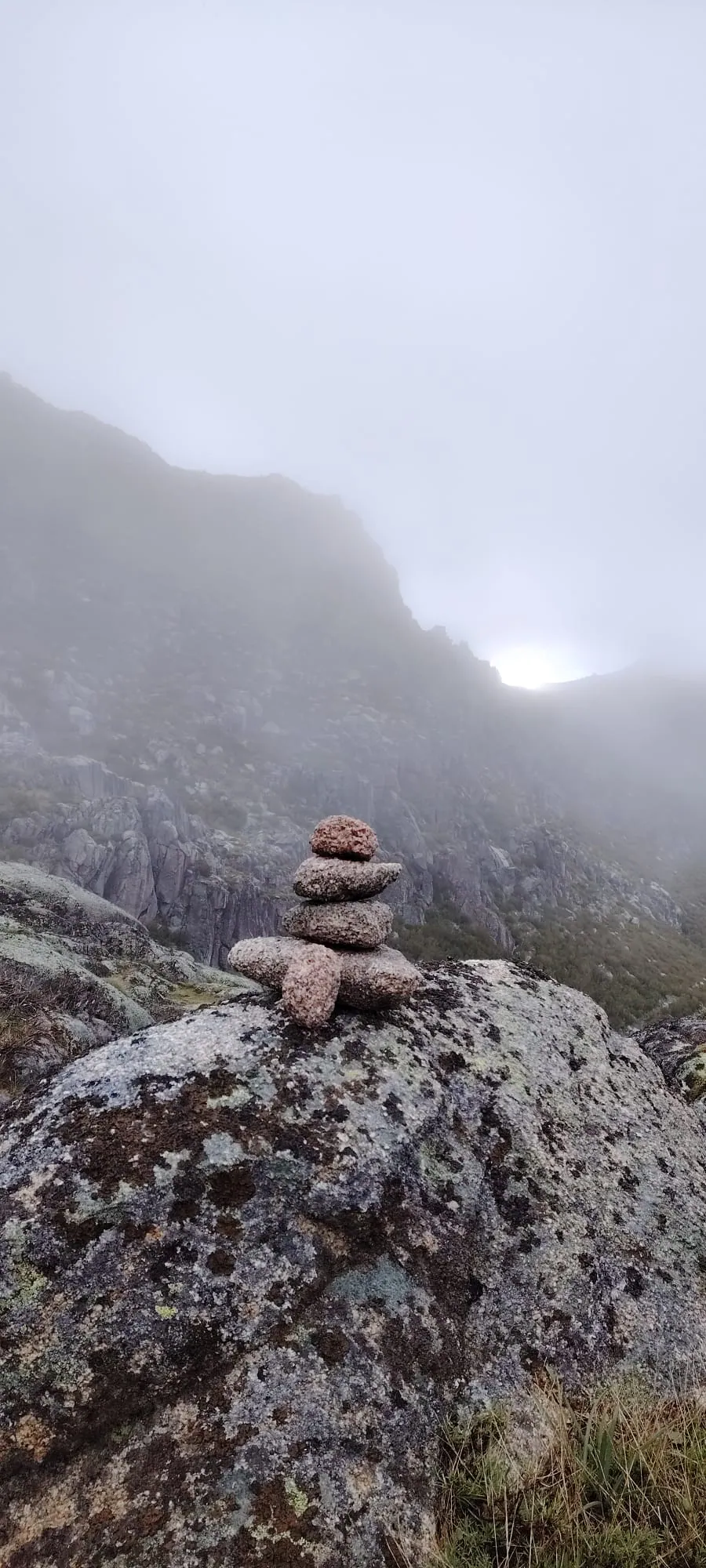 Cairn de pedras na neblina do Parque Natural do Alvão