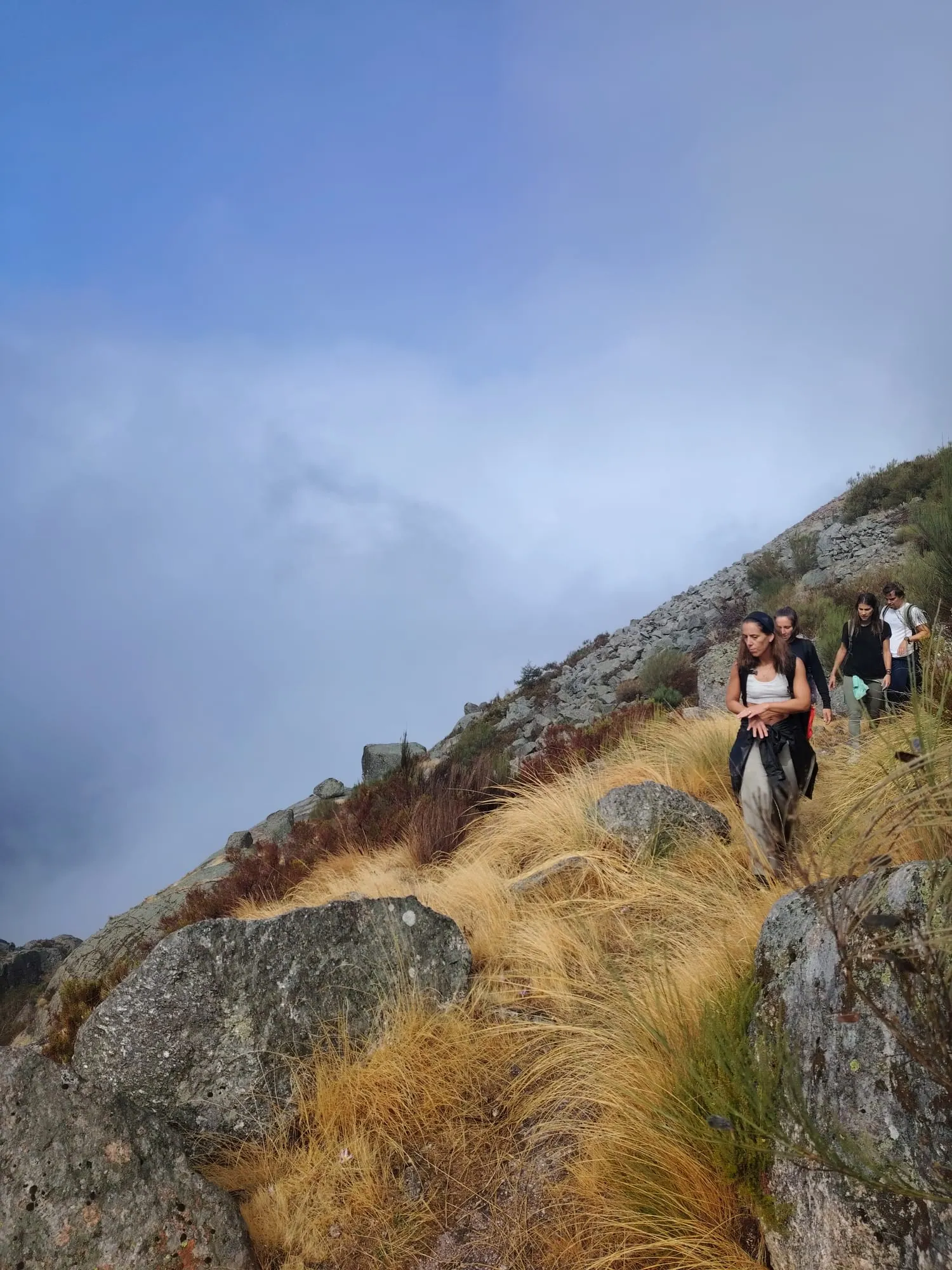 Grupo em descida por trilho de montanha na Serra da Estrela